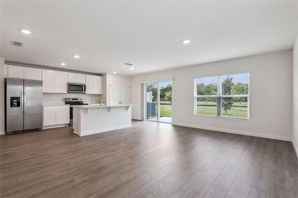 For Rent: $2,400 (3 beds, 2 baths, 1758 Square Feet)