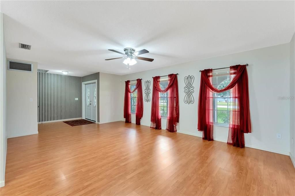 En Renta: $2,500 (3 camas, 3 baños, 1863 Pies cuadrados)