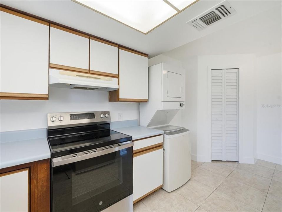 For Sale: $1,200 (1 beds, 1 baths, 576 Square Feet)