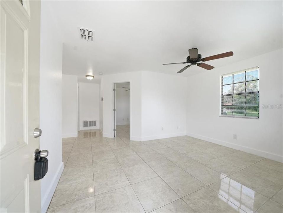 For Sale: $1,200 (1 beds, 1 baths, 576 Square Feet)