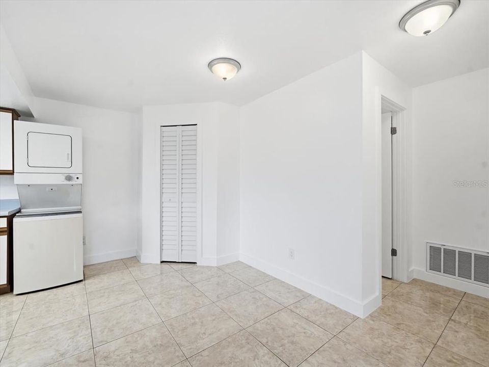For Sale: $1,200 (1 beds, 1 baths, 576 Square Feet)