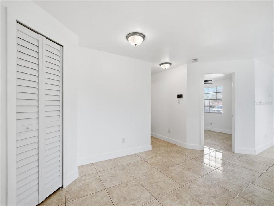 For Sale: $1,200 (1 beds, 1 baths, 576 Square Feet)