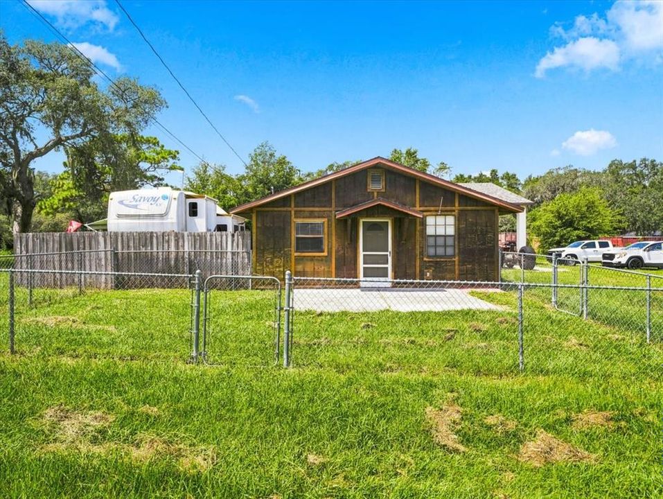 For Sale: $1,200 (1 beds, 1 baths, 576 Square Feet)