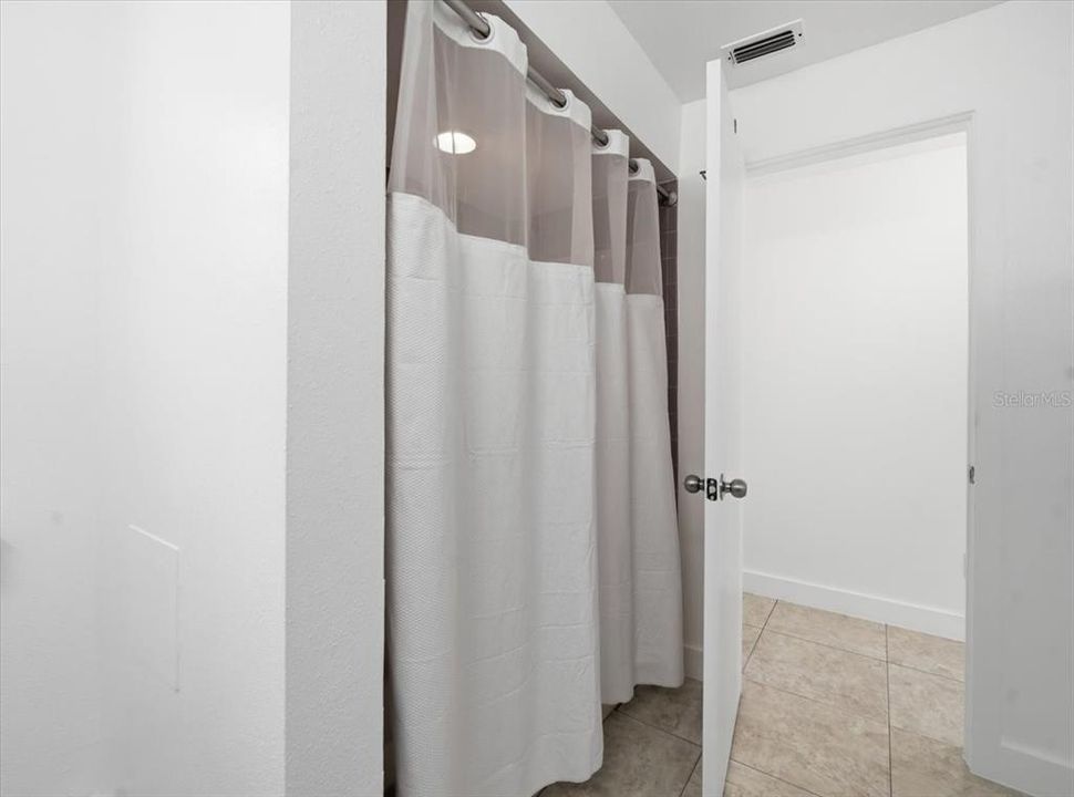 For Sale: $1,200 (1 beds, 1 baths, 576 Square Feet)