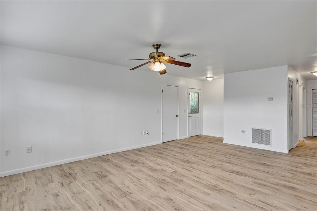 For Sale: $269,900 (2 beds, 2 baths, 1170 Square Feet)