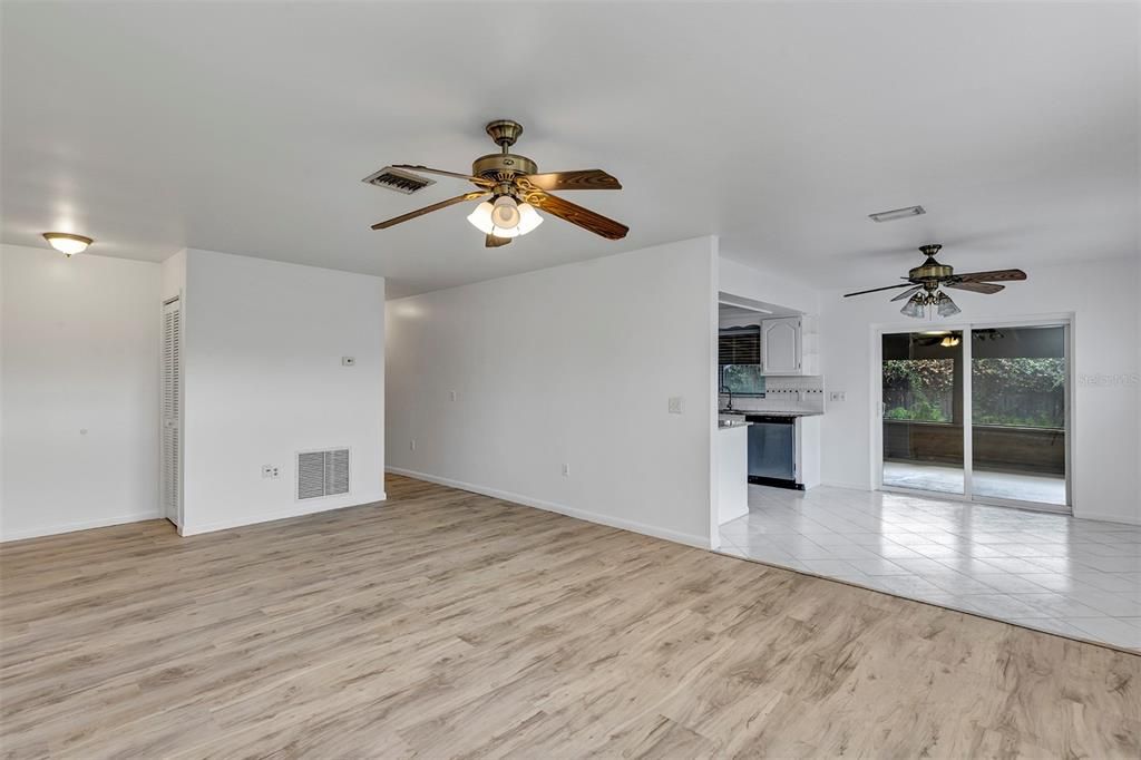 For Sale: $269,900 (2 beds, 2 baths, 1170 Square Feet)