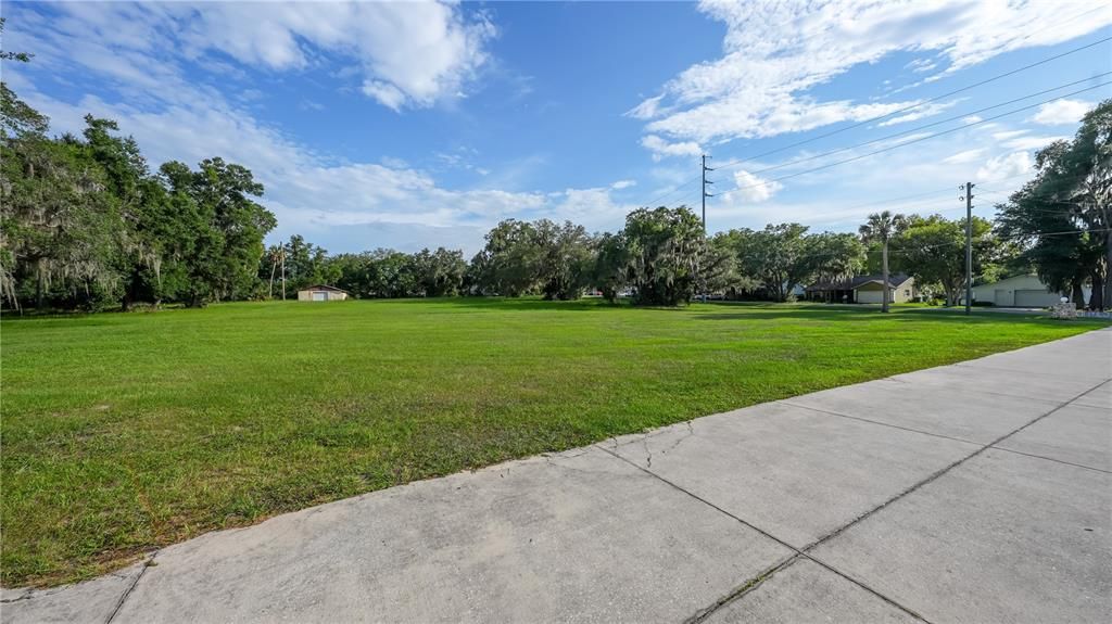 待售: $1,200,000 (4.10 acres)