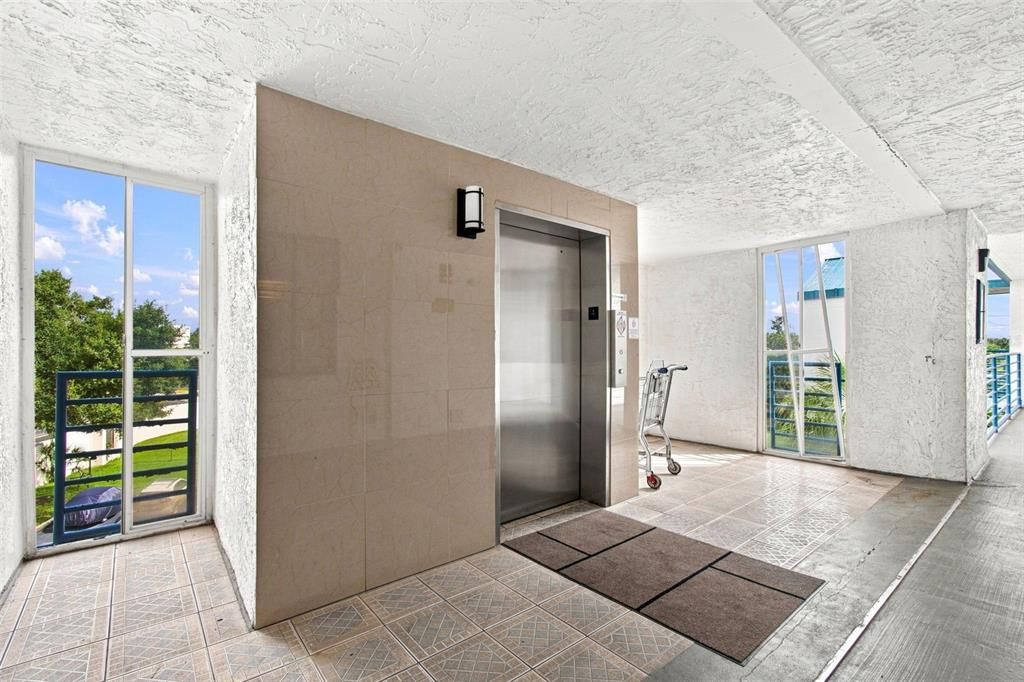 На продажу: $239,000 (2 спален, 2 ванн, 1019 Квадратных фут)