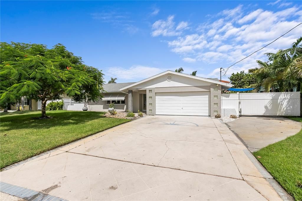 For Sale: $825,000 (3 beds, 2 baths, 1607 Square Feet)