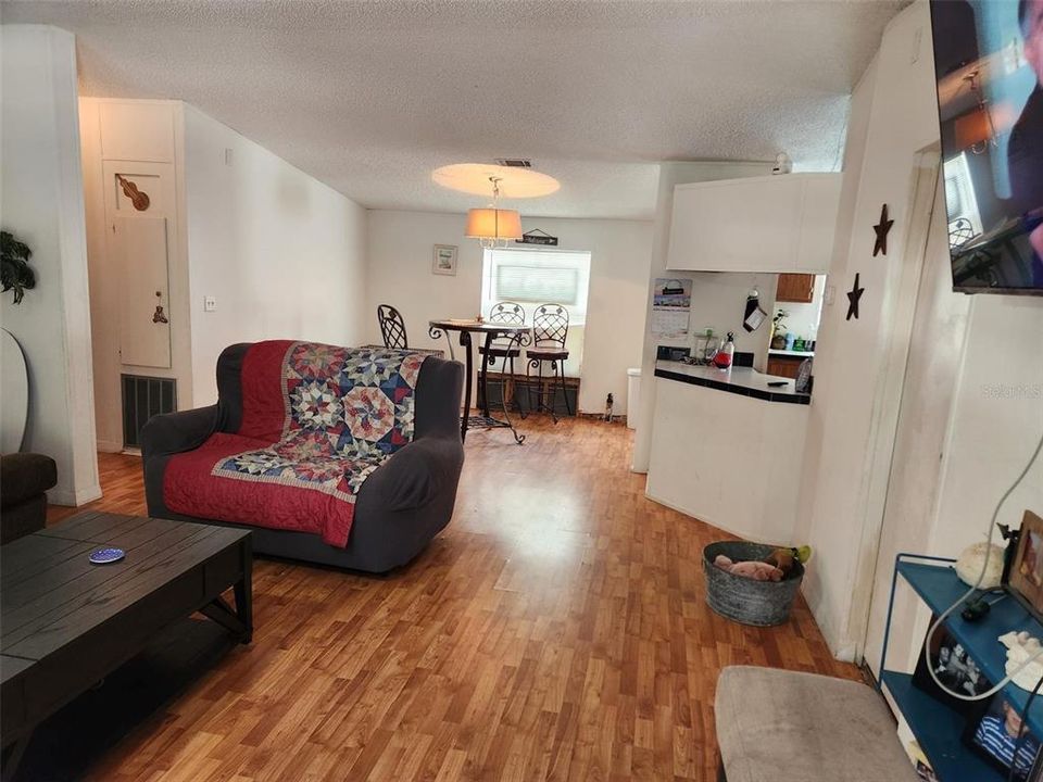 For Sale: $149,900 (3 beds, 2 baths, 1298 Square Feet)