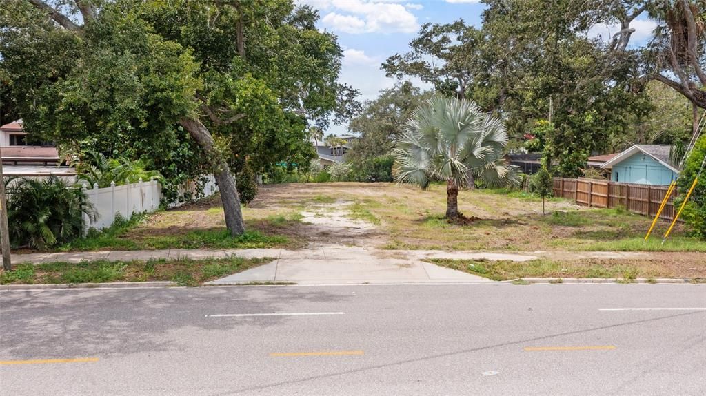 En Venta: $700,000 (0.46 acres)
