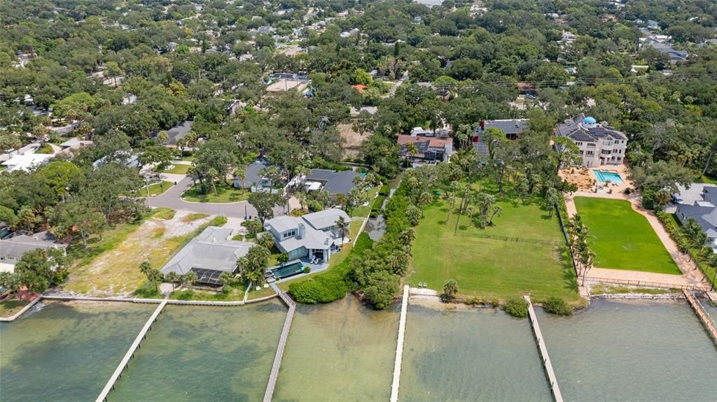 En Venta: $700,000 (0.46 acres)