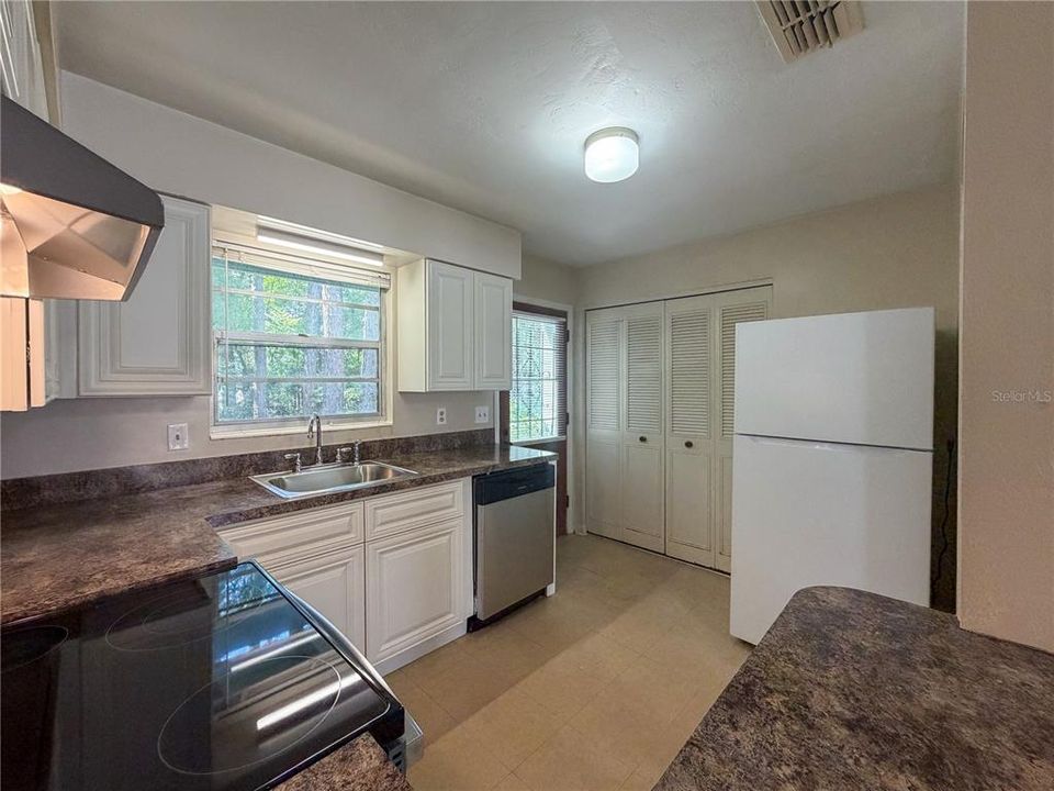 For Rent: $1,125 (2 beds, 1 baths, 1072 Square Feet)