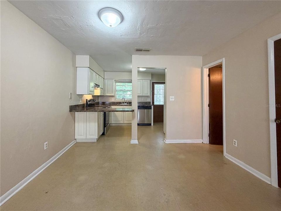 For Rent: $1,125 (2 beds, 1 baths, 1072 Square Feet)