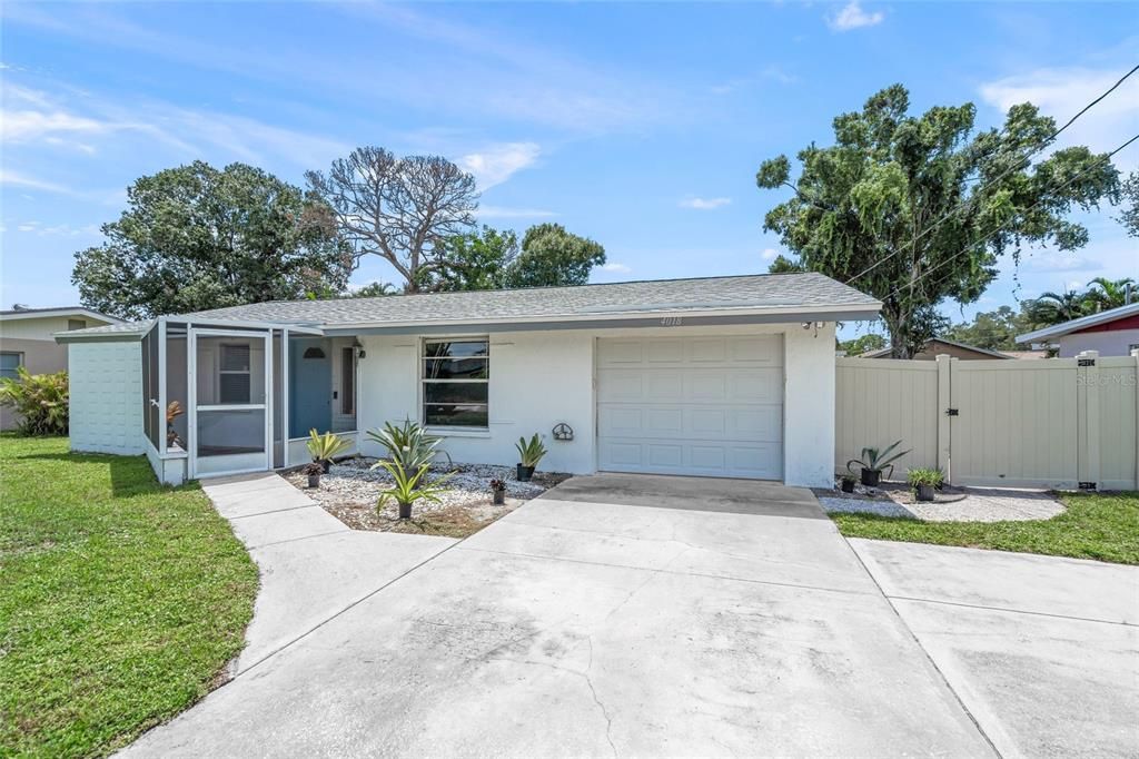 For Sale: $349,900 (2 beds, 2 baths, 1241 Square Feet)