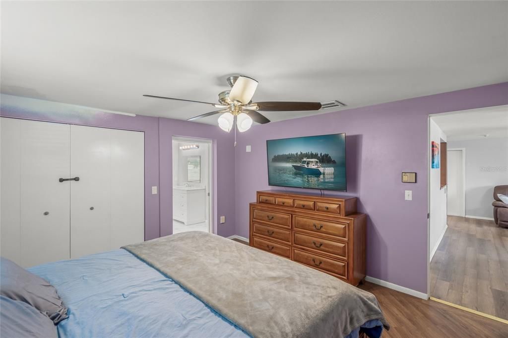 For Sale: $349,900 (2 beds, 2 baths, 1241 Square Feet)