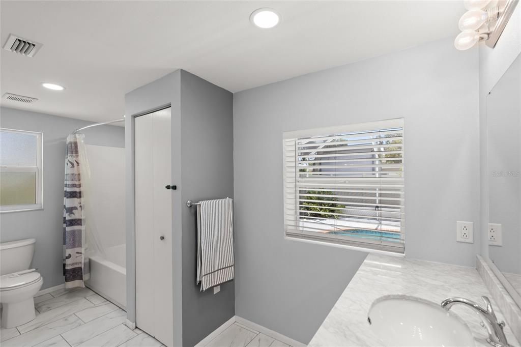 For Sale: $349,900 (2 beds, 2 baths, 1241 Square Feet)