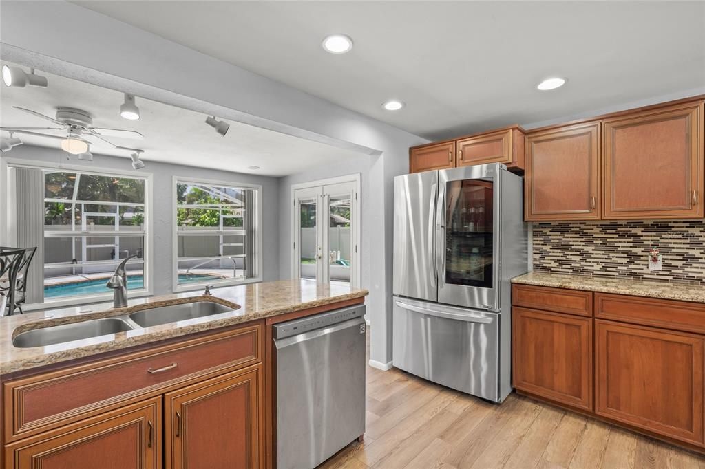 For Sale: $349,900 (2 beds, 2 baths, 1241 Square Feet)