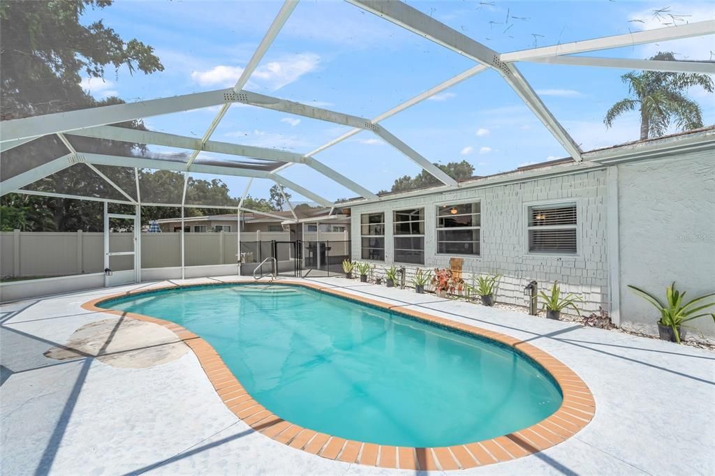 For Sale: $349,900 (2 beds, 2 baths, 1241 Square Feet)