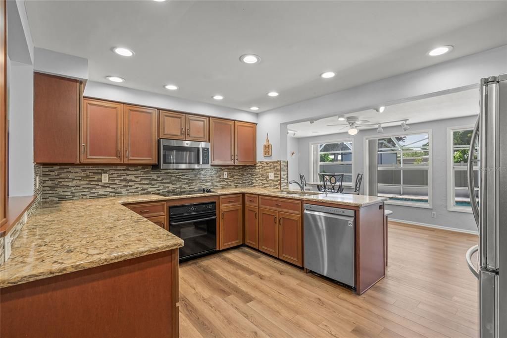 For Sale: $349,900 (2 beds, 2 baths, 1241 Square Feet)