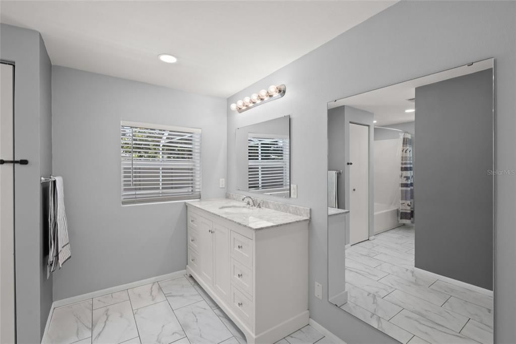 For Sale: $349,900 (2 beds, 2 baths, 1241 Square Feet)