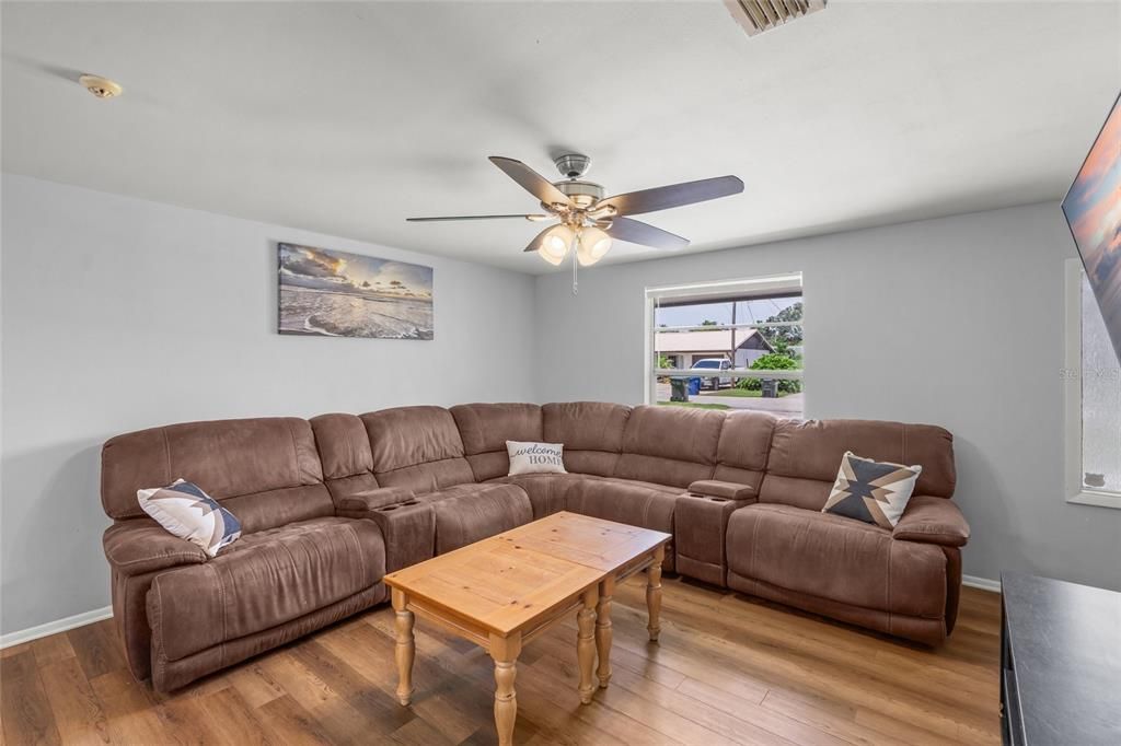 For Sale: $349,900 (2 beds, 2 baths, 1241 Square Feet)