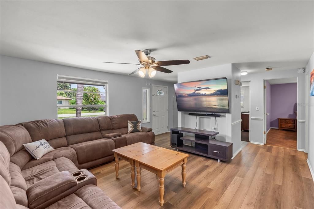 For Sale: $349,900 (2 beds, 2 baths, 1241 Square Feet)