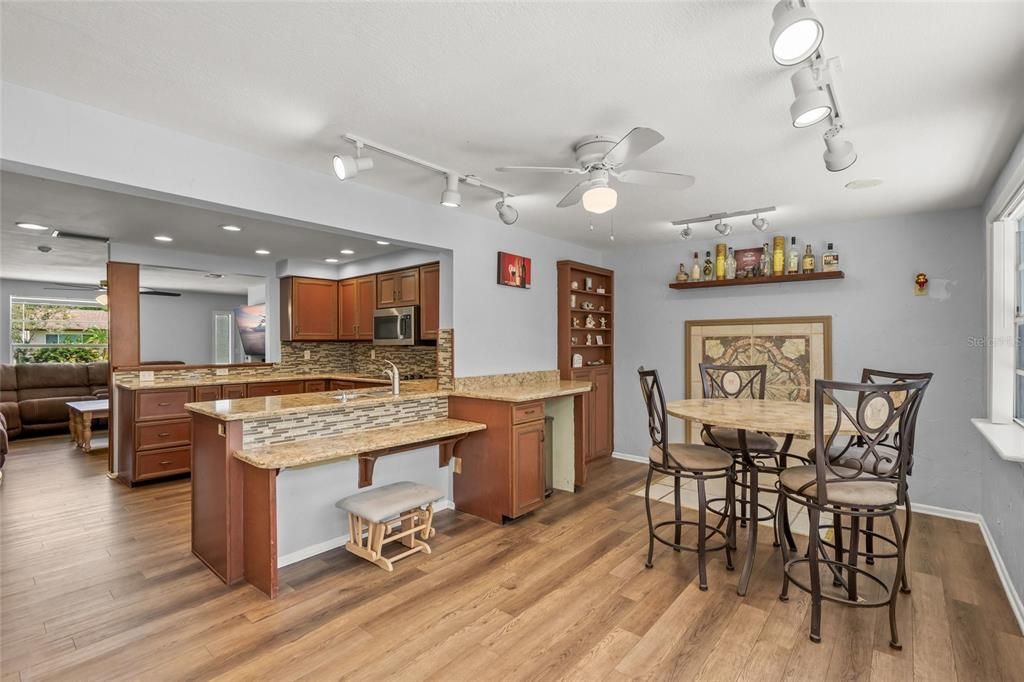 For Sale: $349,900 (2 beds, 2 baths, 1241 Square Feet)