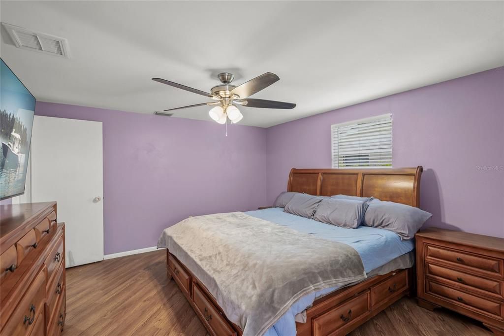 For Sale: $349,900 (2 beds, 2 baths, 1241 Square Feet)