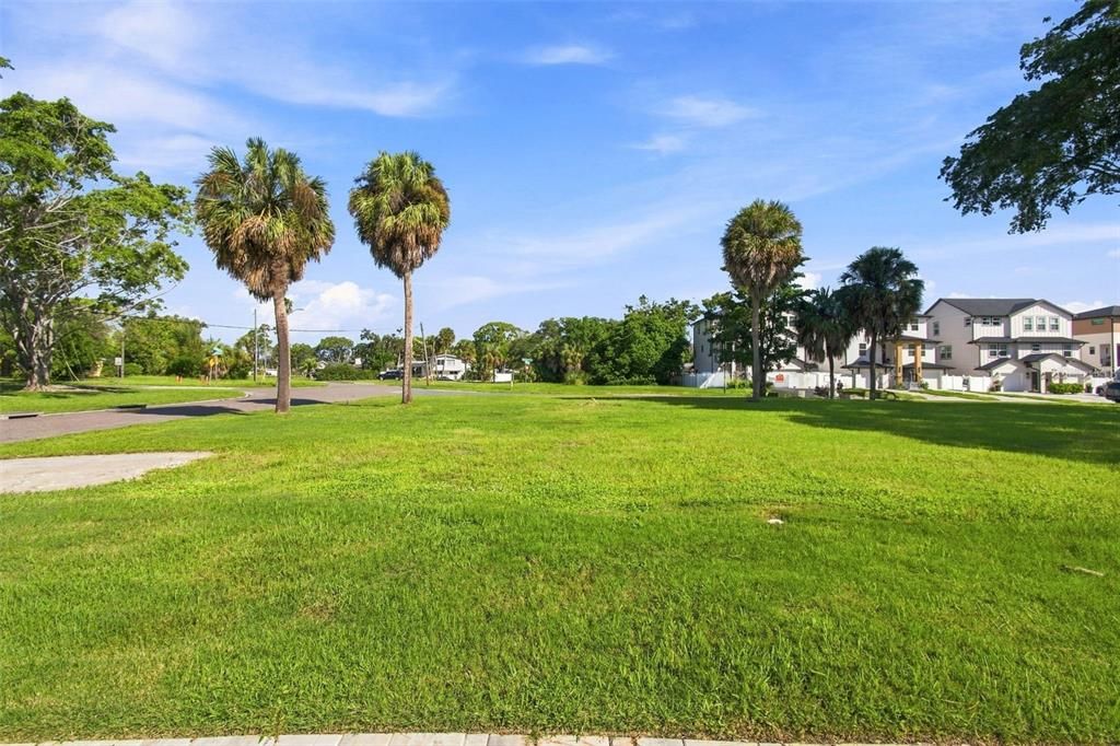 待售: $449,900 (0.32 acres)