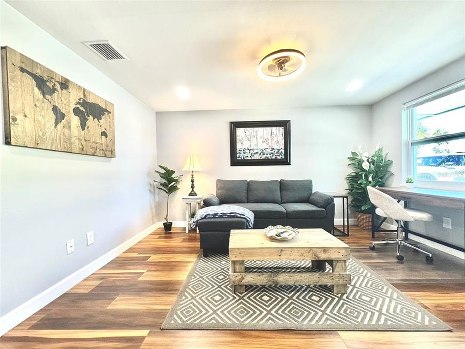 For Rent: $2,100 (2 beds, 1 baths, 700 Square Feet)