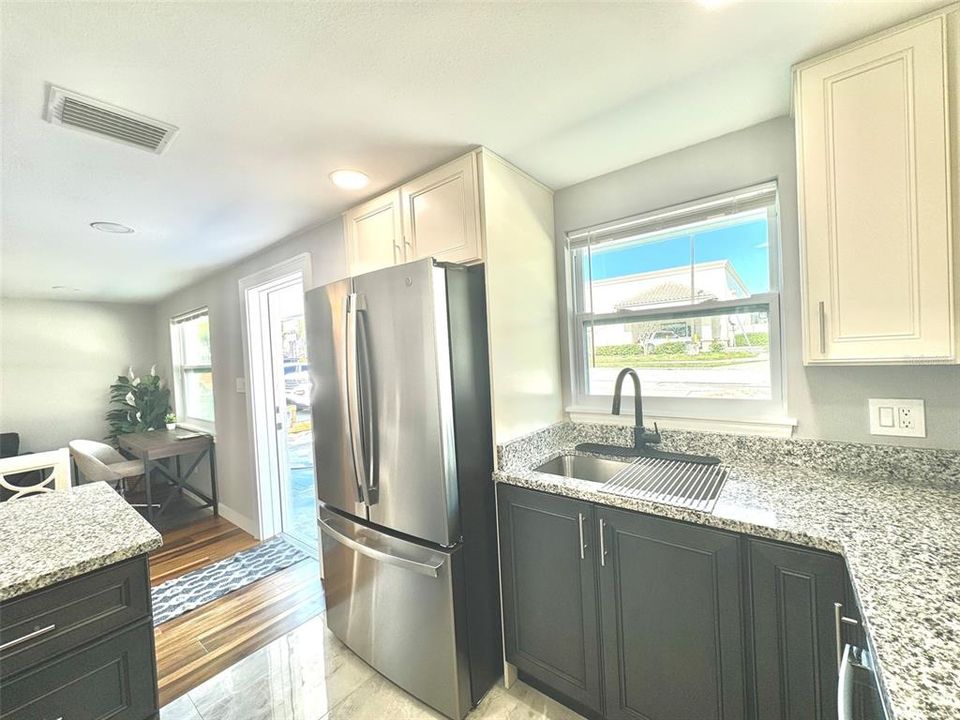 For Rent: $2,100 (2 beds, 1 baths, 700 Square Feet)