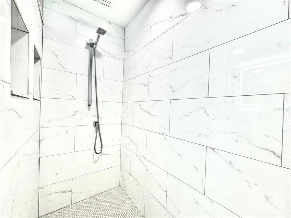 For Rent: $2,100 (2 beds, 1 baths, 700 Square Feet)