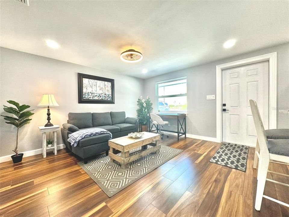 For Rent: $2,100 (2 beds, 1 baths, 700 Square Feet)