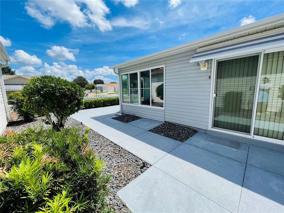 For Sale: $222,000 (2 beds, 2 baths, 1121 Square Feet)