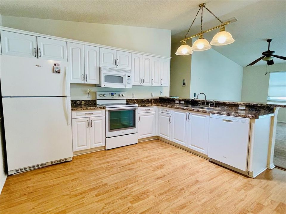 For Sale: $222,000 (2 beds, 2 baths, 1121 Square Feet)