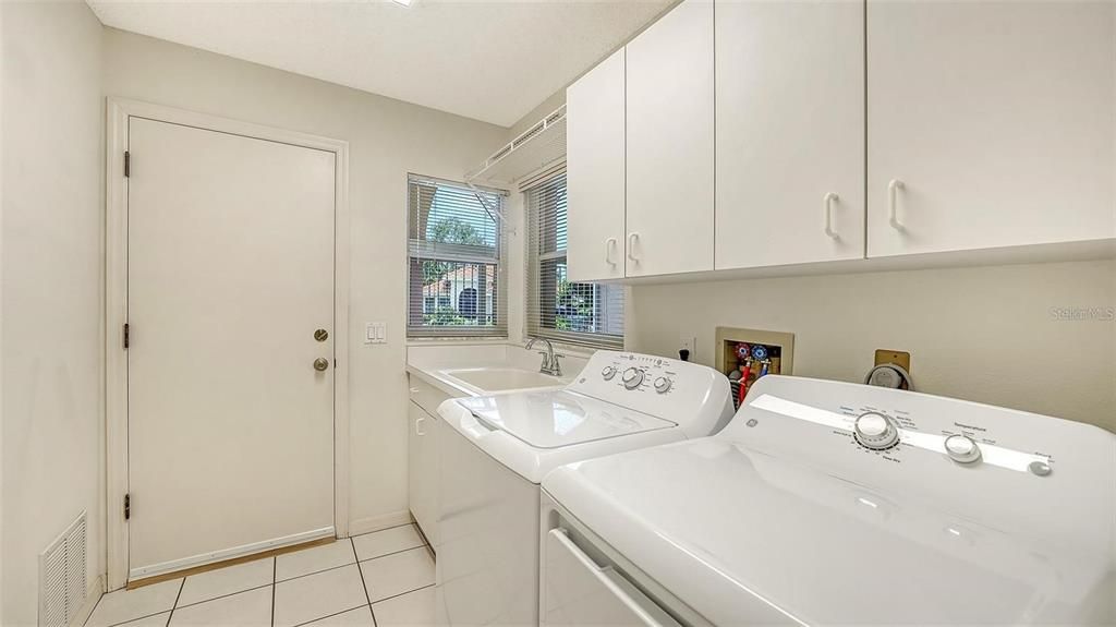 For Sale: $475,000 (2 beds, 2 baths, 2056 Square Feet)