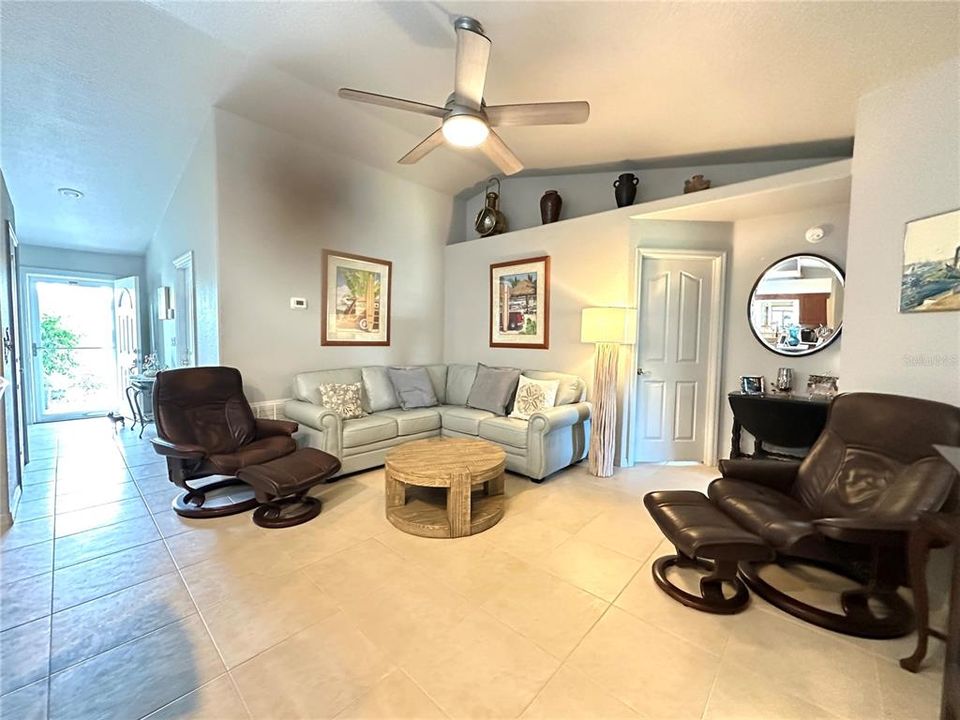 For Sale: $565,000 (3 beds, 2 baths, 1644 Square Feet)