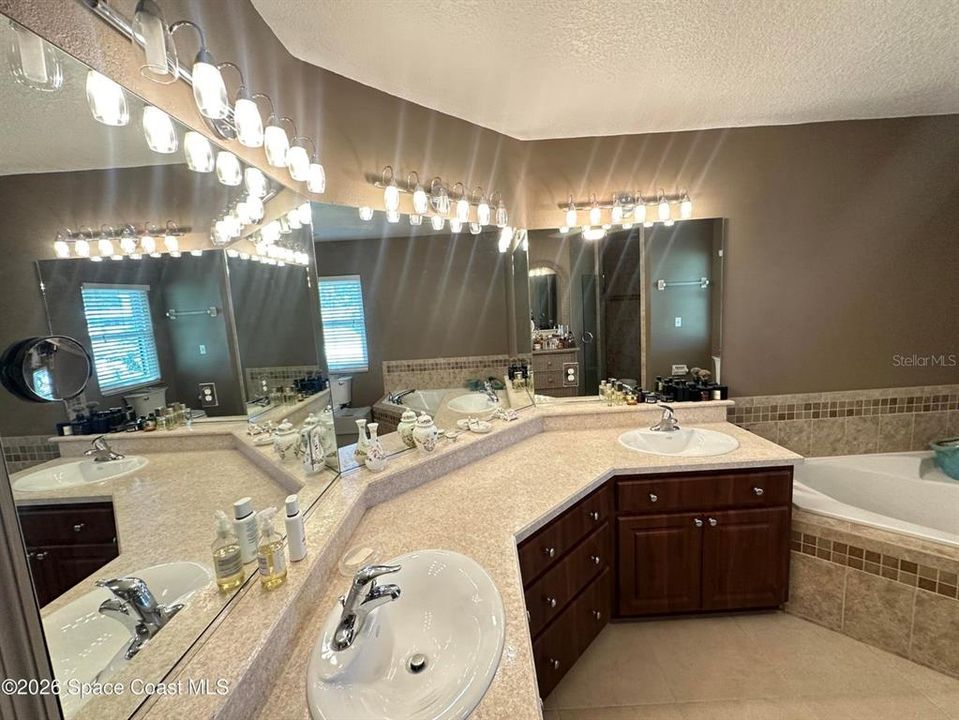 For Sale: $565,000 (3 beds, 2 baths, 1644 Square Feet)