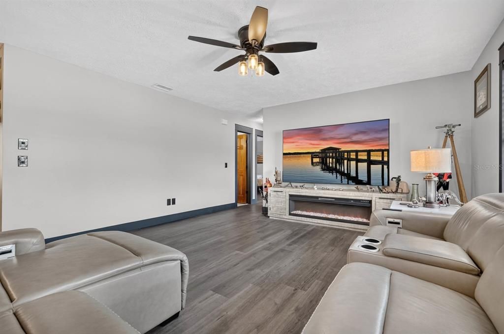 Activo con contrato: $350,000 (3 camas, 2 baños, 1452 Pies cuadrados)