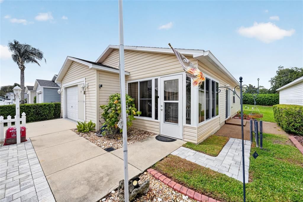 For Sale: $259,900 (2 beds, 2 baths, 1189 Square Feet)