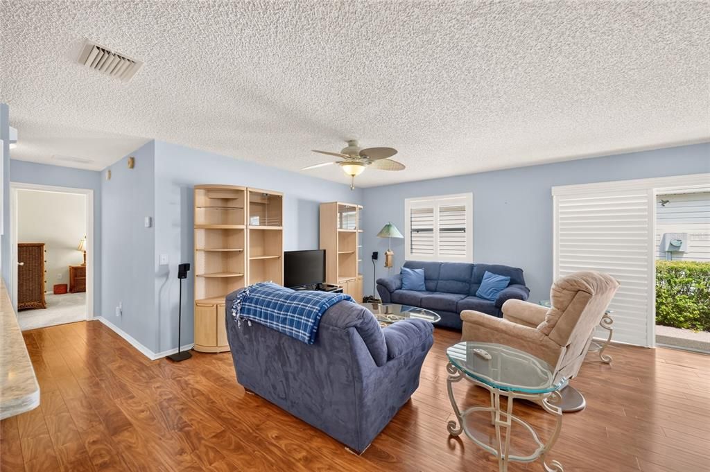 For Sale: $259,900 (2 beds, 2 baths, 1189 Square Feet)
