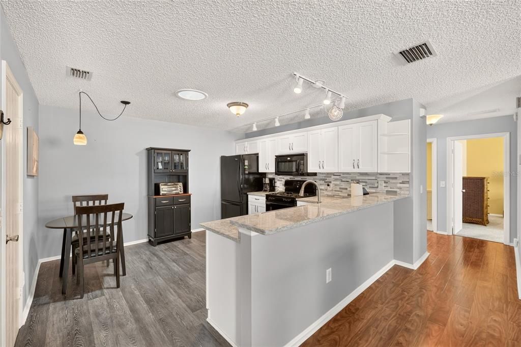 For Sale: $259,900 (2 beds, 2 baths, 1189 Square Feet)