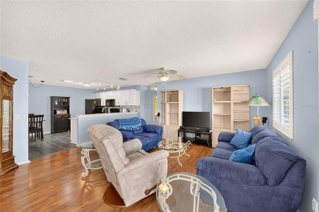 For Sale: $259,900 (2 beds, 2 baths, 1189 Square Feet)