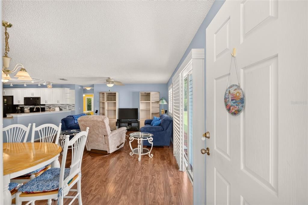 For Sale: $259,900 (2 beds, 2 baths, 1189 Square Feet)