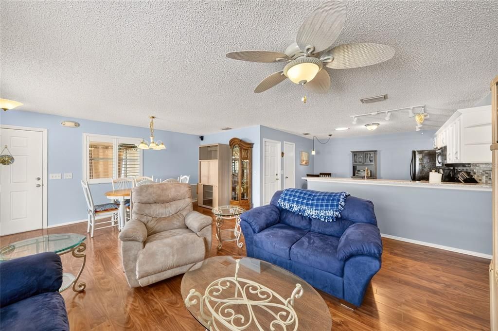 For Sale: $259,900 (2 beds, 2 baths, 1189 Square Feet)