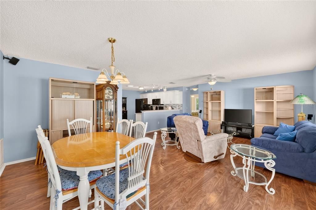 For Sale: $259,900 (2 beds, 2 baths, 1189 Square Feet)