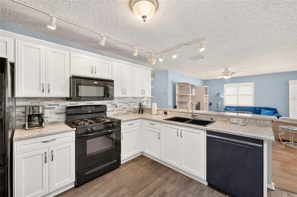 For Sale: $259,900 (2 beds, 2 baths, 1189 Square Feet)