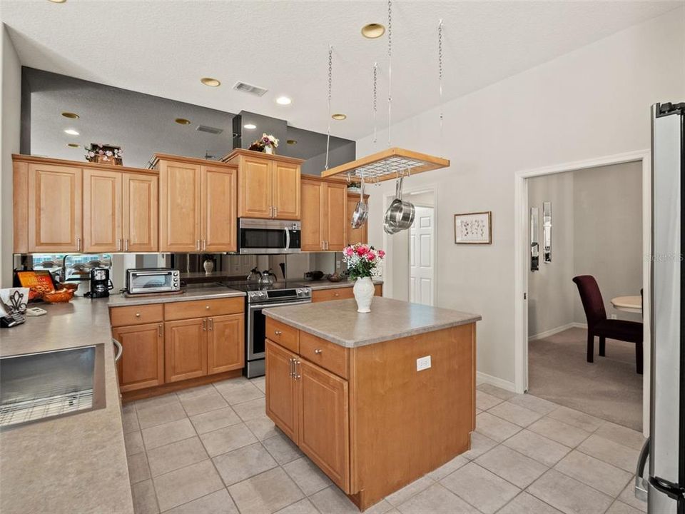 For Sale: $760,000 (5 beds, 3 baths, 2779 Square Feet)