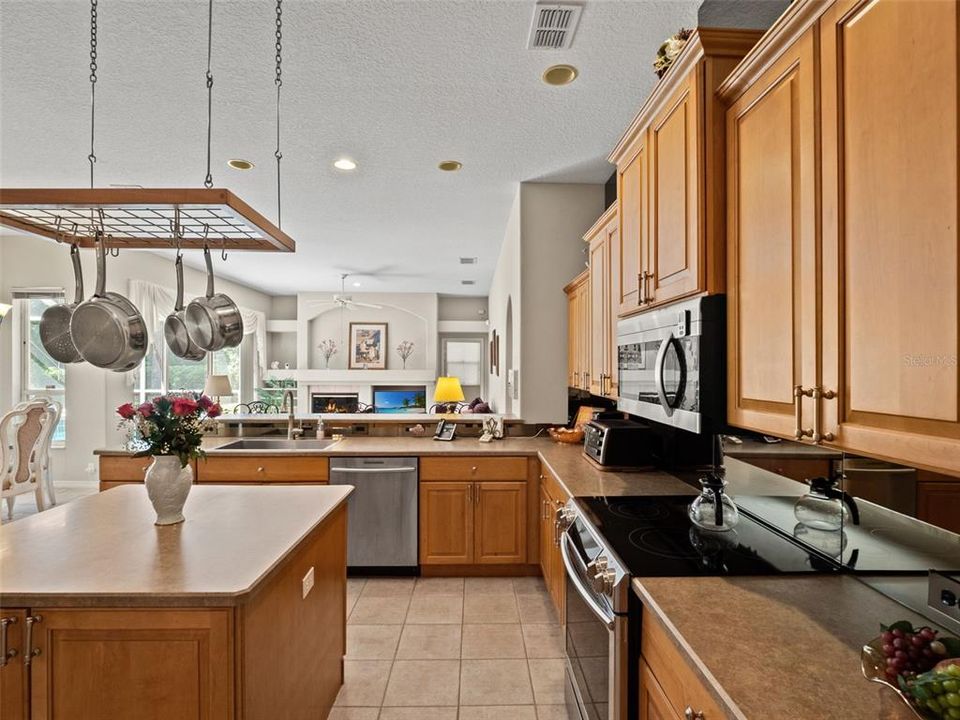 For Sale: $760,000 (5 beds, 3 baths, 2779 Square Feet)